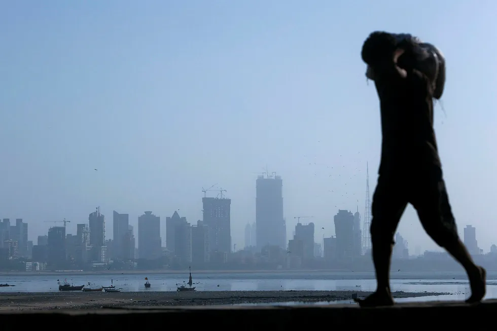 Indias økonomi vokser. Bildet er tatt i Mumbai. Foto: REUTERS/Vivek Prakash