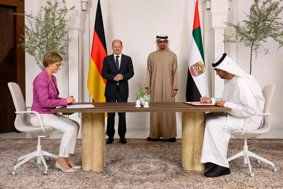 Energy deals: UAE President Mohamed bin Zayed Al Nahyan (back, right) and German Chancellor Olaf Scholz (back,left), witness the agreement signings