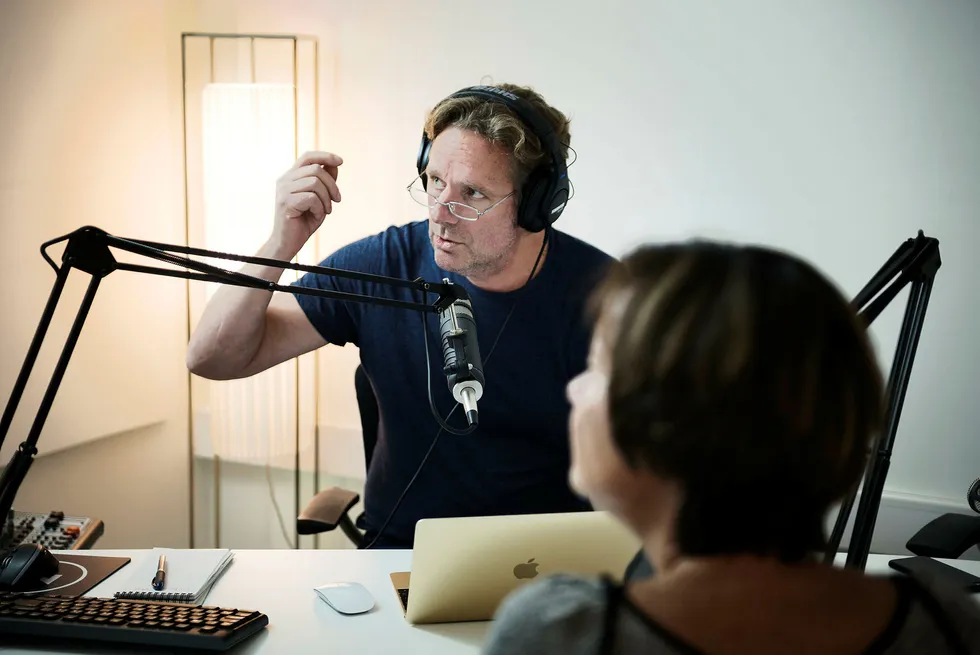 Nettavisens Anders Høglund er overrasket over gode lyttertall. Her i podkaststudio med Hege Storhaug. Foto: Hanna Kristin Hjardar