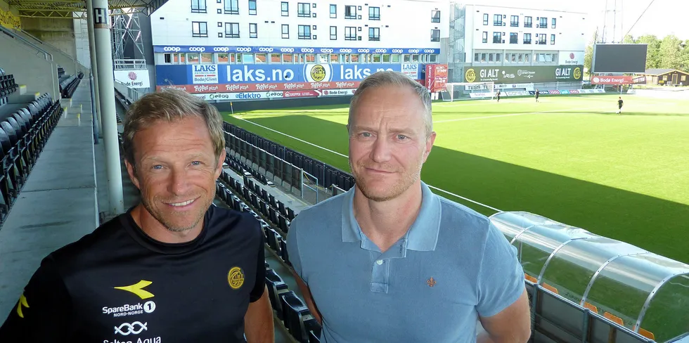 SAMARBEIDER: Fotballklubben Bodø/Glimts Ørjan Berg (t.v.) og konsernsjef Geir Wenberg i Salten Aqua på Aspmyra stadion i Bodø.