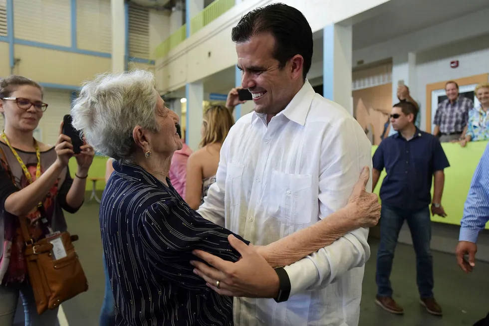 Guvernør Ricardo Rossello hilste på folket før han avga stemme i den femte folkeavstemningen om Puerto Ricos fremtidige status. Foto: Carlos Giusti / AP / NTB scanpix
