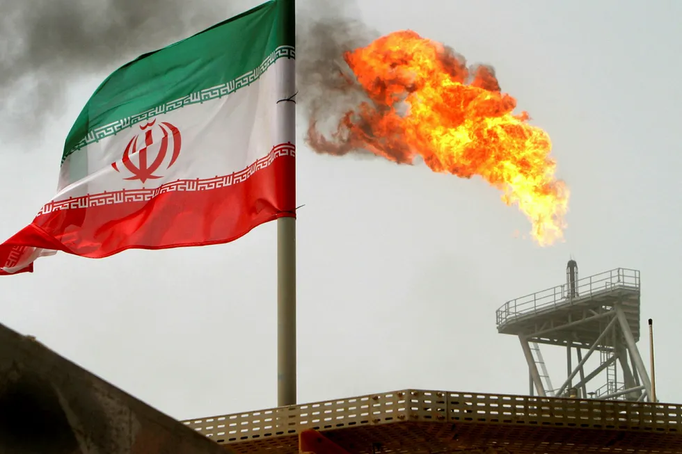 Oljeprisen stiger halvannen prosent mandag etter at Donald Trump truer med «slutten på Iran». Her ses en gassflamme på en oljeplattform på Soroush-feltet, offshore Iran.