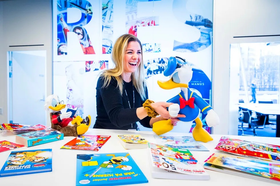 Markedssjef Cecilie Kalleberg i Egmont Kids retter på Donalds løse ben, mens Onkel Skrue slapper av med en pocketbok. Det er er 70 år siden første utgave av Donald Duck & Co. ble utgitt i Norge.