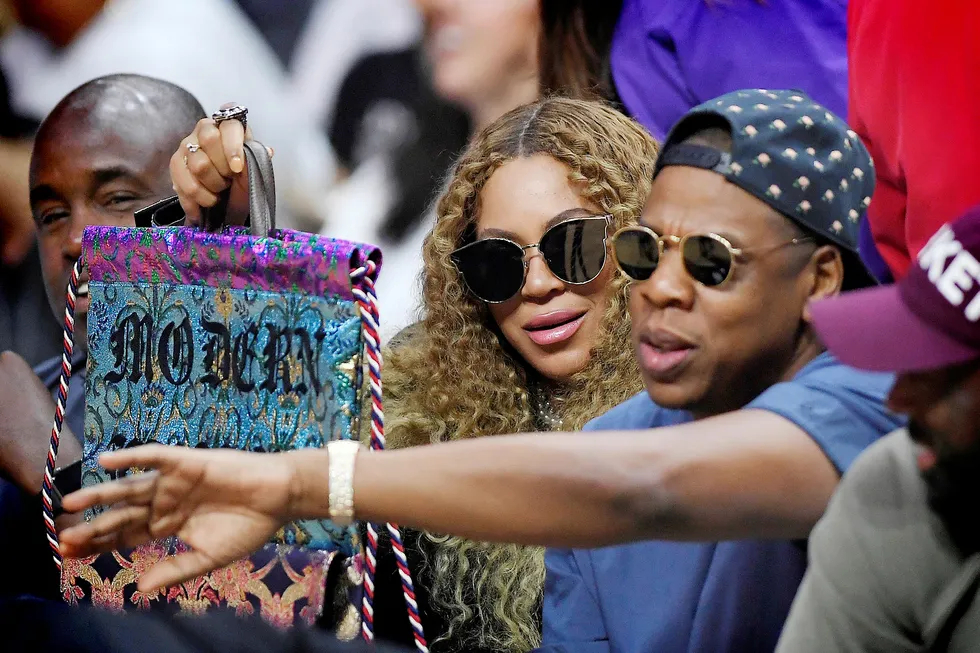 Beyoncé og Jay Z fotografert under en basketballkamp i Los Angeles i august. Eierskapet i Tidal har kostet rapperen Jay Z dyrt.