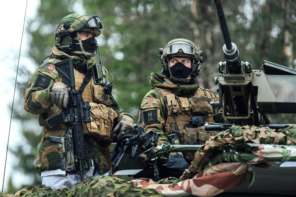 Nato-styrker trener også i neste uke på konvensjonell krig i Midt-Norge. Her heimevernssoldater under Nato-øvelsen Trident Juncture.