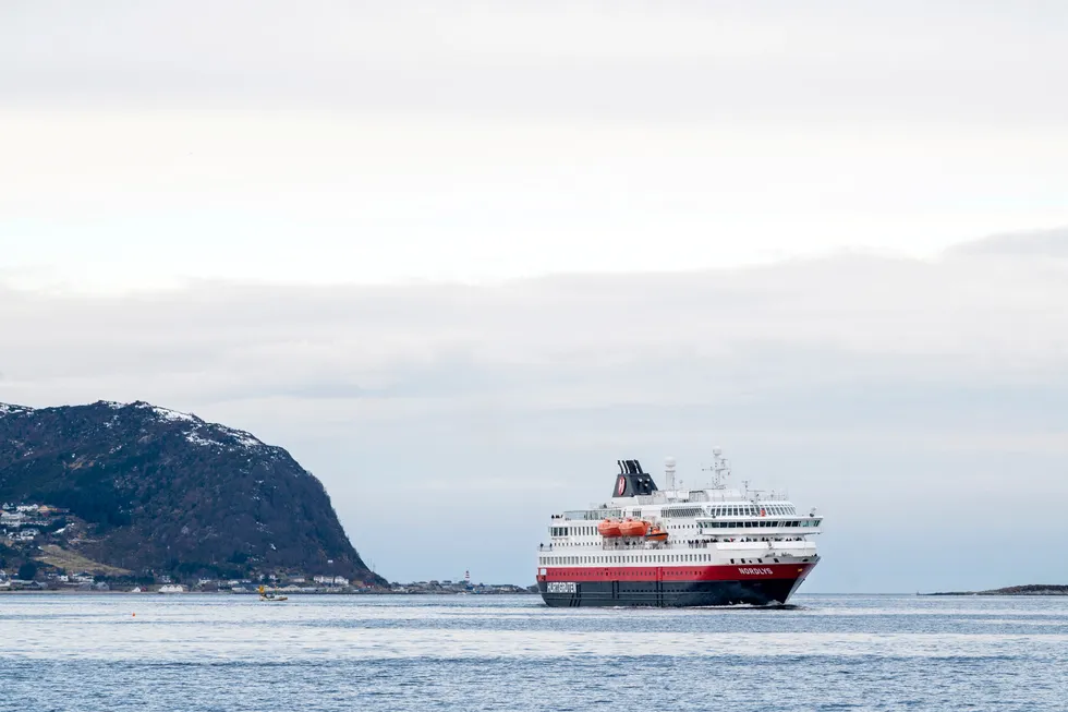 Hurtigruteskipet «Nordlys» i havnebassenget utenfor Ålesund.