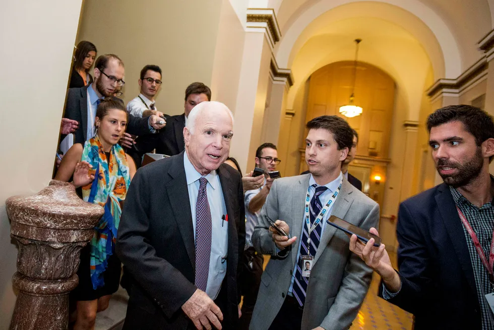 John McCain forlater Senatet etter å ha stemt imot Trumps helsereform. Zach Gibson/AFP/NTB scanpix