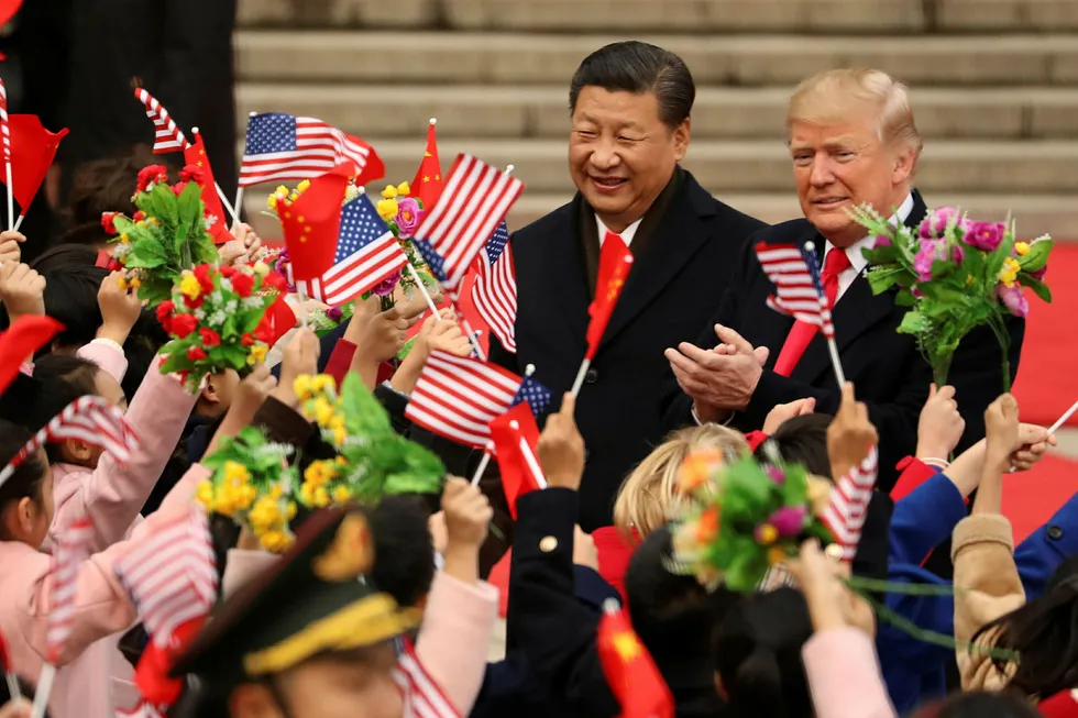 President Donald Trump og hans kinesiske kollega Xi Jinping ble enige om en foreløpig avtale som skulle sikre amerikanske selskaper økt markedstilgang tidligere i år. Det har ikke gitt resultater. USAs handelsunderskudd mot Kina har økt i år. Nå kan det gå mot en handelskrig i 2018. Foto: Andrew Harnik/AP/NTB Scanpix