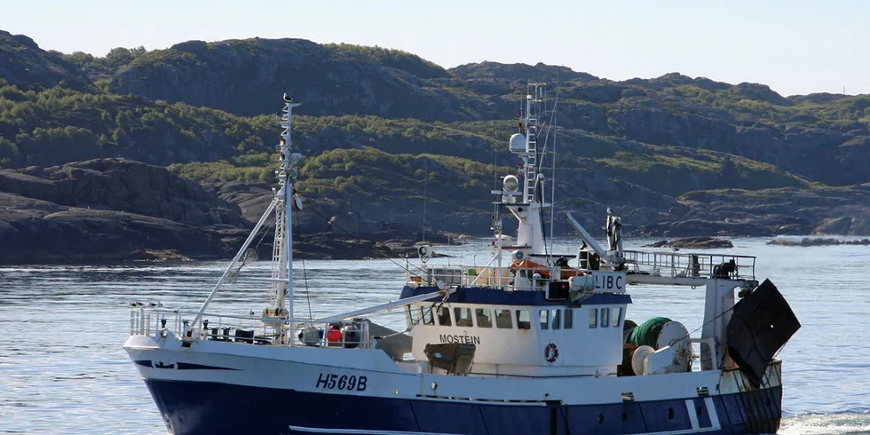 STORFISKE: Den pelagiske tråleren «Mostein» på vei inn til Egersund for lossing.