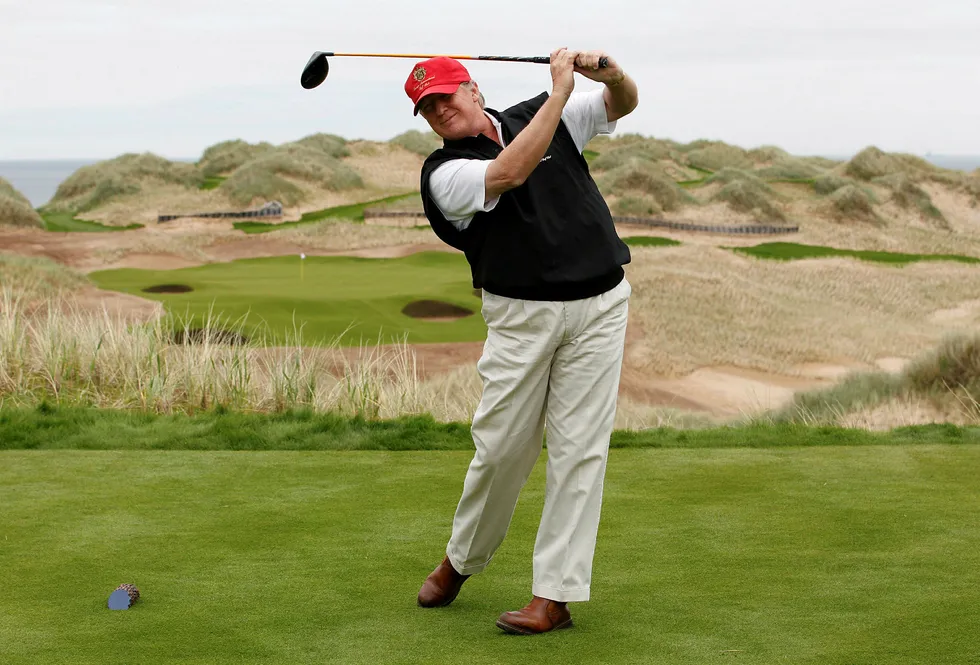 Donald Trump under en prøvesving på det 13. hullet på golfbanen Trump International nær Aberdeen i Skottland i juni 2011. Foto: DAVID MOIR / REUTERS / NTB Scanpix