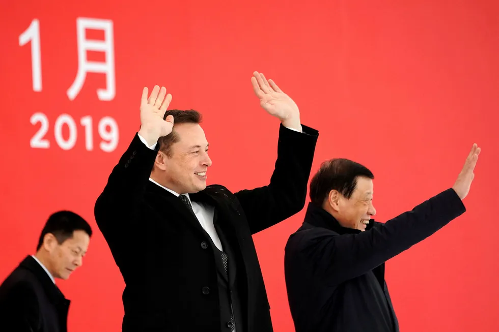 Tesla-sjef Elon Musk sammen med Shanghais ordfører Ying Yong på elbilselskapets «gigafabrikk» i Kinas største by i januar i år.