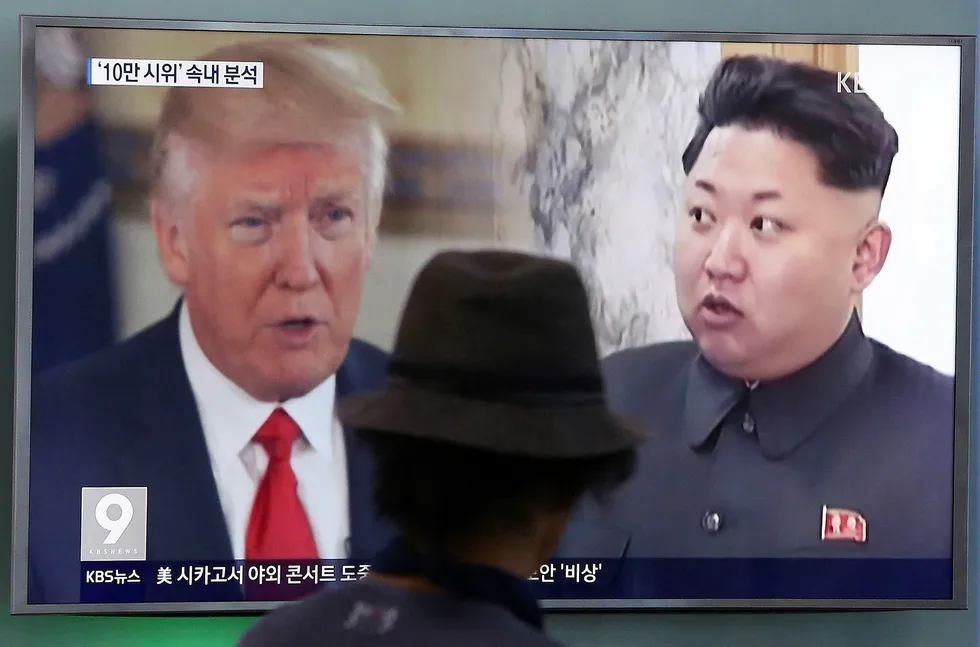 President Donald Trump og Nord-Koreas leder Kim Jong Un satt sammen på et tv-bilde i Sør-Korea. Foto: Ahn Young-joon/AP/NTB scanpix