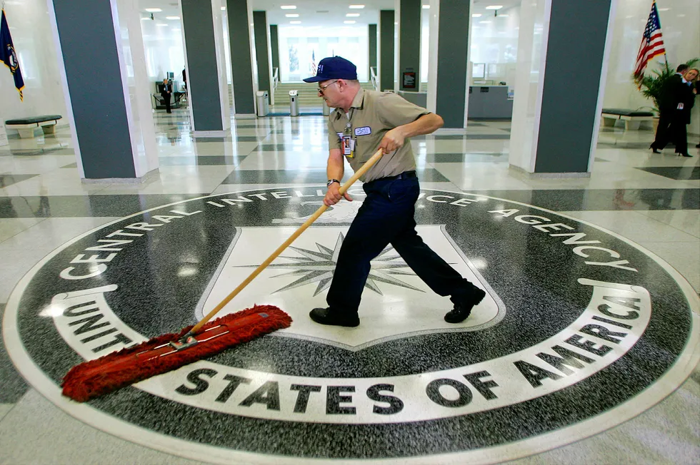 En rengjøringsarbeider vasker gulvet i CIA-hovedkvarteret i Langley, Virginia. Foto: J. Scott Applewhite/AP Photo.