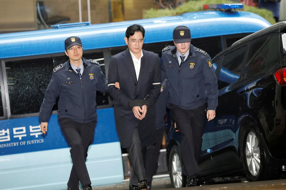 Toppsjefen for Samsung Group, Jay Y. Lee, ble arrestert i midten av februar og siktet for bestikkelser og underslag. Nå er det tatt ut tiltale og Lee mø møte i retten. Foto: Kim Hong-Ji/Reuters/NTB Scanpix