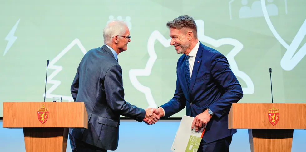 Utvalgsleder Lars Sørgard (til v) overleverte onsdag Energikommisjonens rapport til statsråd Terje Aasland.