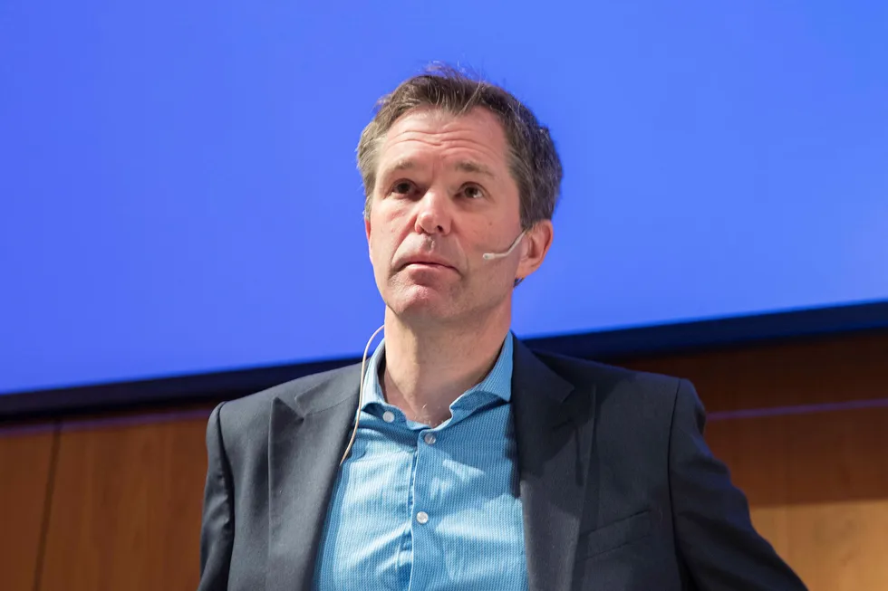 John-Arne Røttingen, administrerende direktør i Forskningsrådet, deler ut milliarder.
