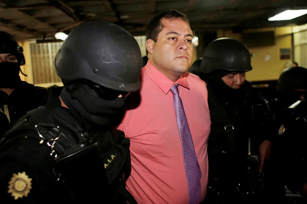 Kongressrepresentant Julio Juarez Ramirez, som er anklaget for å ha brukt en leiemorder til å drepe to journalister i 2015, bringes inn for retten i Guatemala by, 13. januar. Foto: STRINGER
