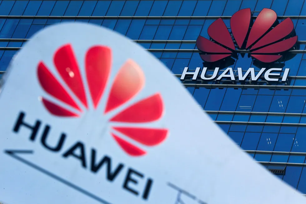 Den kinesiske mobilgiganten Huawei og et amerikansk datterselskap er tiltalt for forsøk på å stjele forretningshemmeligheter, bedrageri og å hindre rettsvesenet.