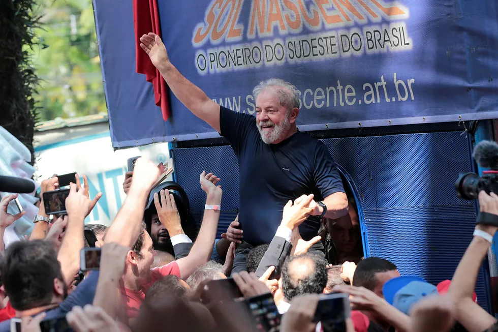 Tidligere president i Brasil, Luiz Inacio Lula da Silva, blir båret av sine støttespillere under et valgmøte i april i år.