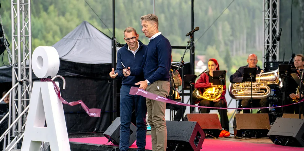 Å-sjef Steffen Syvertsen hadde sørget for både hornmusikk og en statsråd da småkraftverket Fennefoss ble åpnet i forrige uke.