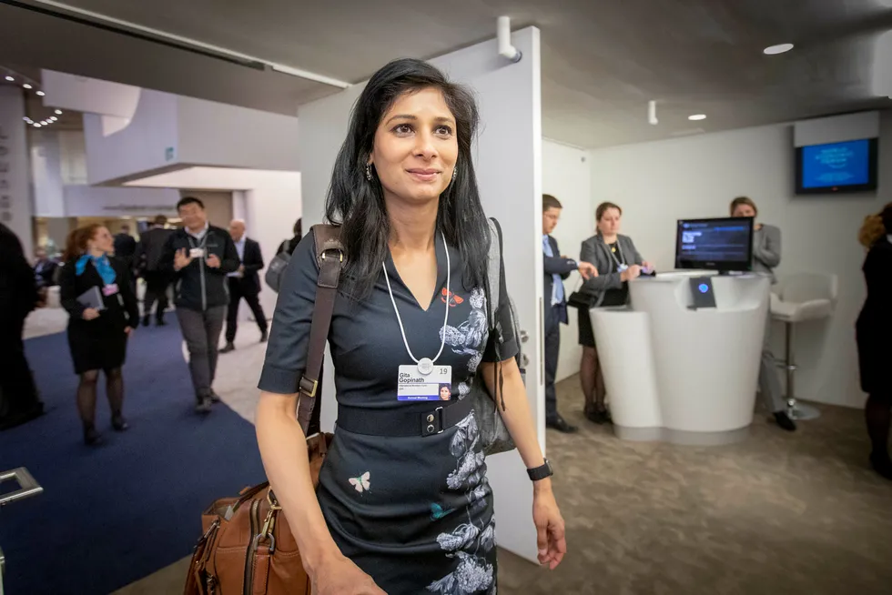 Den nye sjeføkonomen Gita Gopinath bidro til den litt dystre stemningen på Verdens økonomiske forum i Davos denne uken da hun skrudde ned utsiktene for verdensøkonomien. En hovedårsak? Handelskrig.