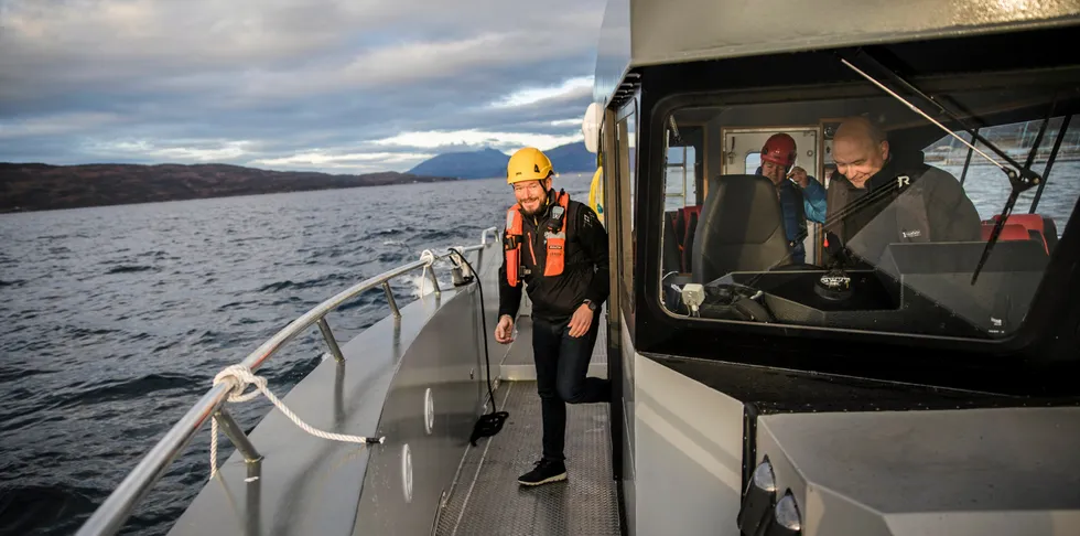 Prosjektleder Jan-Børre Johansen (45) i Lerøy Aurora, Stig Nilsen, konserndirektør havbruk i Lerøy Seafood Group og Administrerende direktør Kurt-Einar Karlsen i Lerøy Aurora i båt de har fått bygd for persontransport.Bildet er tatt ved en tidligere anledning.