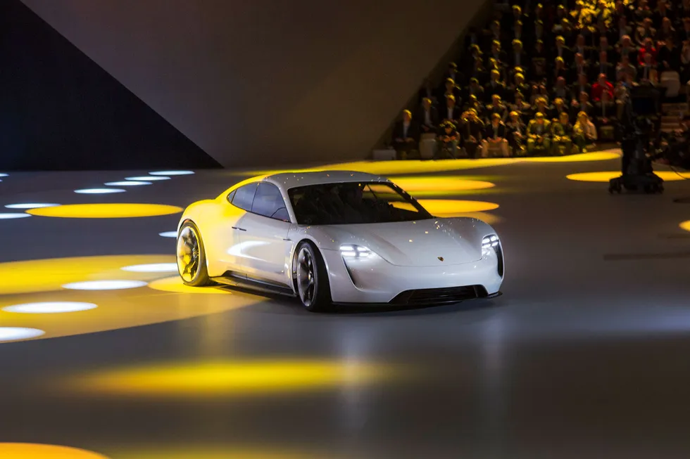 Her debuterer Porsche Mission E under bilutstillingen i Frankfurt 2015.