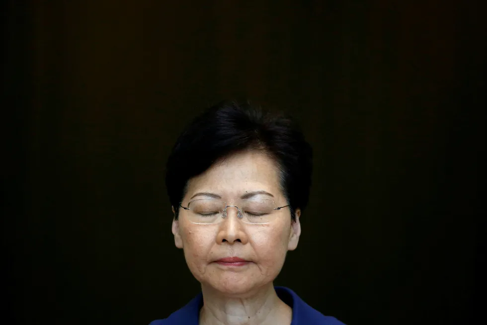 Lederen av Hongkongs byregjering, Carrie Lam advarer mot voldelige demonstrasjoner.