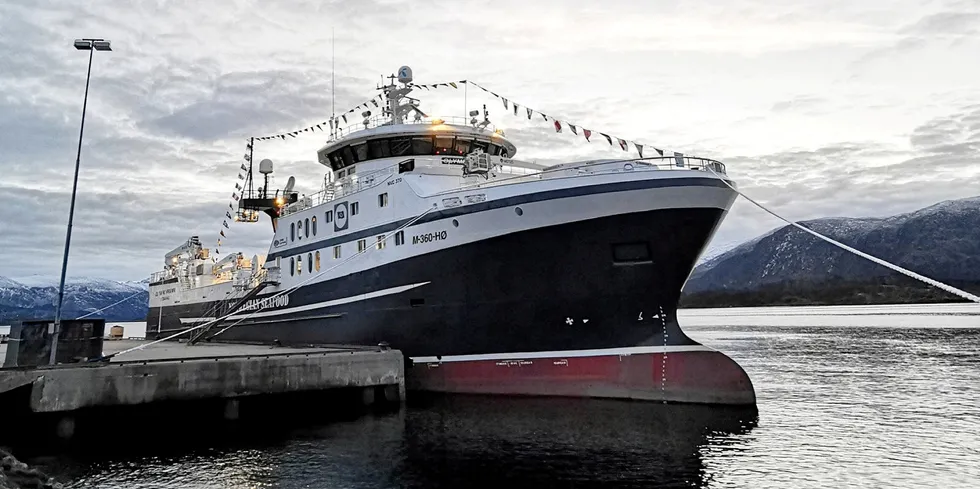 I HAVN: «Olympic Prawn» kom til Mjølstadneset ved Fosnavåg i natt. Tråleren er bygget i Tyrkia.