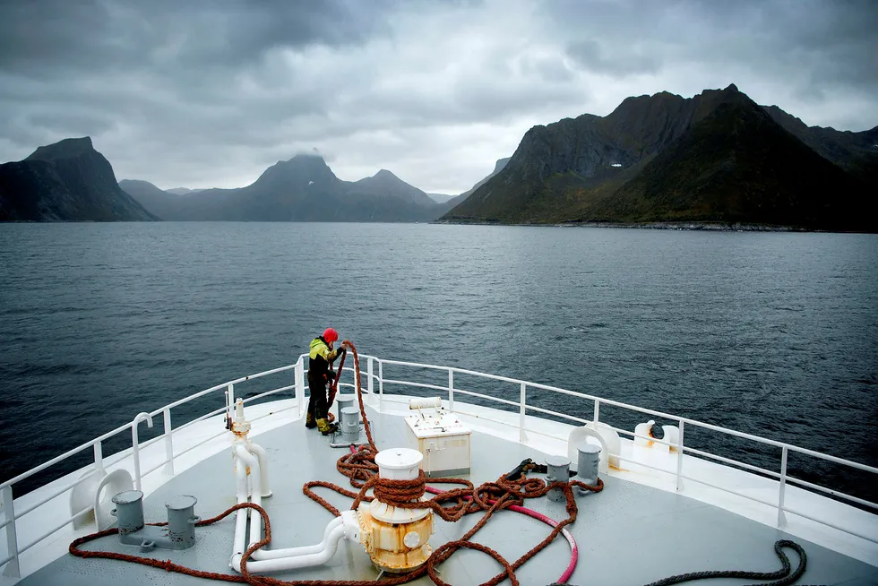 Det norske sjømatselskapet Nergårds nest største eier har mottatt 50 millioner kroner fra Samherjis etterforskede Kypros-selskap. Her er en Nergård-tråler på vei fra Tromsø til Senjahopen.