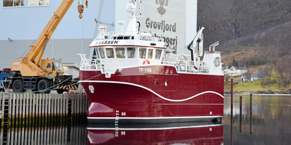 SNART KLAR: Fiskeriregistrert som nummer 1 i den nye storkommunen Senja, ligger «H Larsen» ved kaia hos Grovfjord Båtbyggeri. Går alt etter planen blir båten å se på sildefeltene om noen uker.