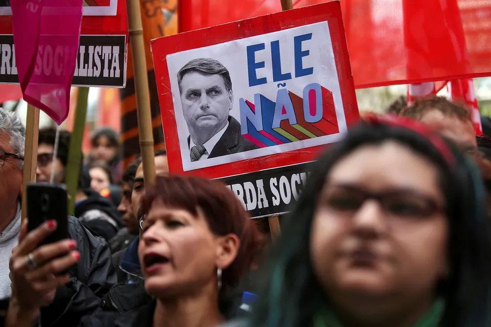 «Not him». Favoritt til å vinne det brasilianske presidentvalget er den høyreorienterte kandidaten Jair Bolsonaro. Men han har også mange motstandere.