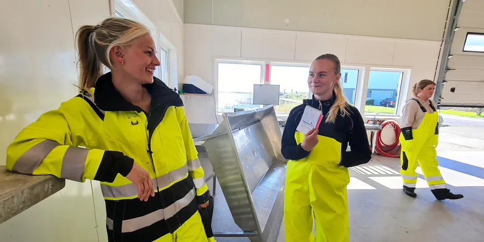 Sleneset fiskemottak drives av Mathea Isaksen og Julie Johansen.