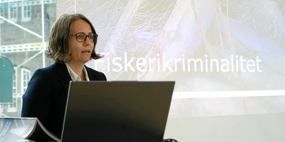 Monica Mjøs Værholm leder arbeidet mot fiskerikriminalitet i Økokrim. Nylig møtte hun industriledere på landsmøtet til Sjømatbedriftene i Trondheim.