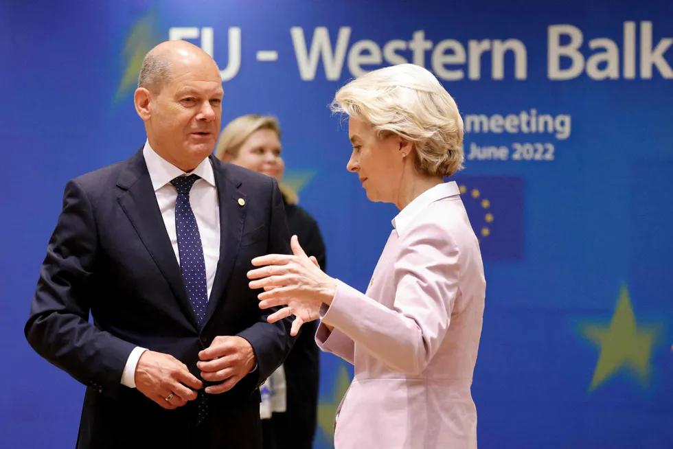 EU ser kanskje at et viktig samarbeid ikke kan kreve mer enn nasjonal politikk kan imøtekomme, skriver Gunnar S. Eskeland. Tysklands forbundskansler Olaf Scholz og EU-president Ursula von der Leyen.