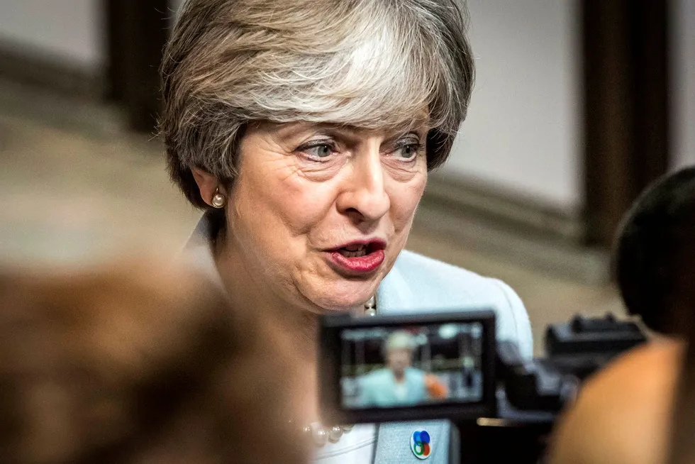 Innen fredag neste uke må Theresa May legge frem forslag om hvordan skilsmissen mellom EU og Storbritannia skal organiseres. Foto: Aurore Belot/AFP/NTB Scanpix