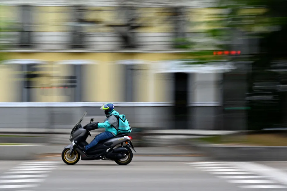 Mopeder er et effektivt virkemiddel i kampen for å nå kundene på kortest mulig tid. Den britiske hjemleveringsplattformen Deliveroo er en av flere store aktører som nå konkurrerer knallhardt for å posisjonere seg.