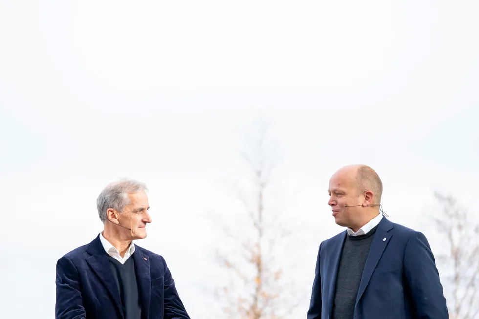 Statsminister Jonas Gahr Støre (Ap) og finansminister Trygve Slagsvold Vedum (Sp) får kritikk fra flere kanter for ikke å ta grep i forbindelse med strømkrisen.