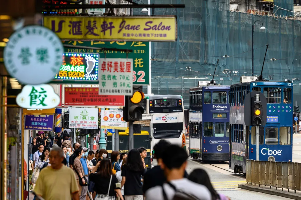 Nye statistikker fra Kina viser en svak bedring i det private forbruket og håp om at bunnen er nådd for eiendomsmarkedet. Her fra Hongkong, hvor børsen og den økonomiske aktiviteten er svært knyttet til det kinesiske fastlandet.