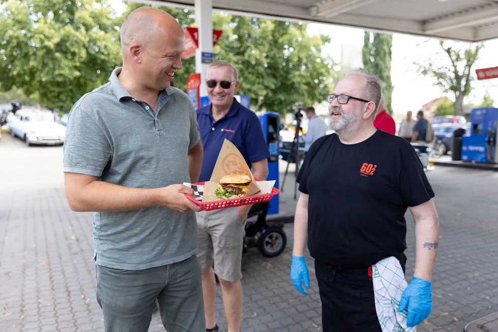 Innehaver av Raymonds diner i Rakkestad, Raymond Elverhøi forærte en fornøyd Trygve Slagsvold Vedum (Sp) en hamburger. Den var ikke vegetar.
