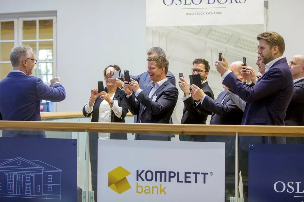 I november 2017 gikk Komplett Bank på børs – siden er mer enn 70 prosent av aksjeverdiene borte. I midten, foran Komplett Bank-logo på første rekke, står dagens administrerende direktør Jan Haglund.