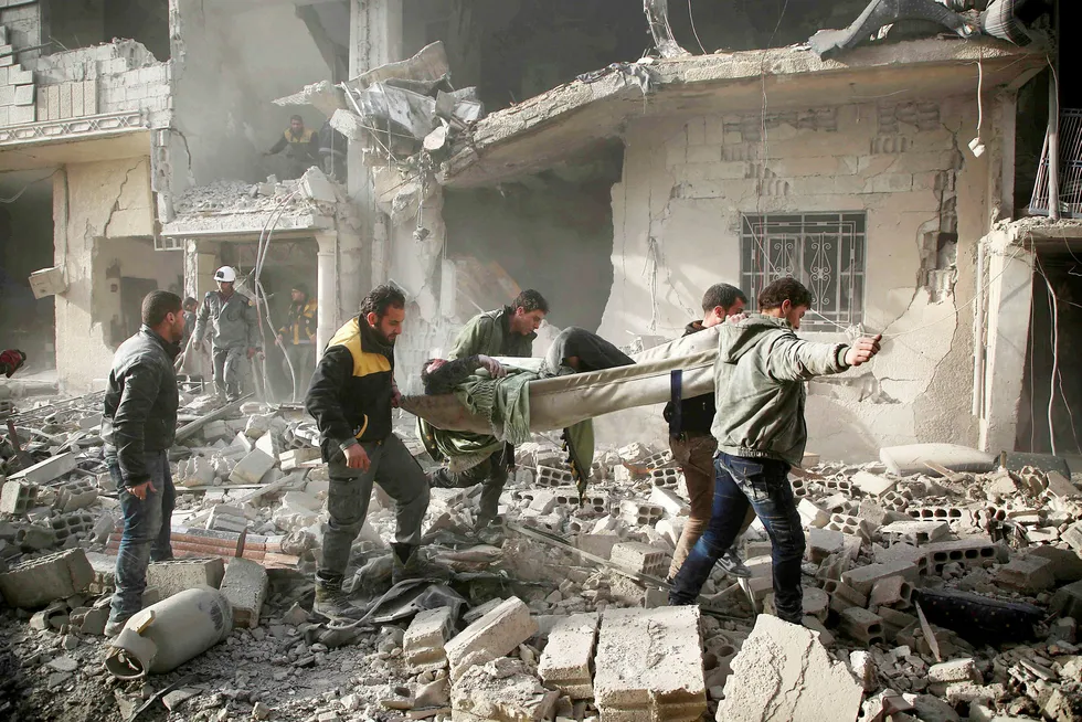 I løpet av fem dager forrige uke ble 228 mennesker drept i Øst-Ghouta nær Damaskus i Syria, ifølge eksilgruppen Syrian Observatory for Human Rights. Foto: Amer Almohibany/AFP/NTB Scanpix