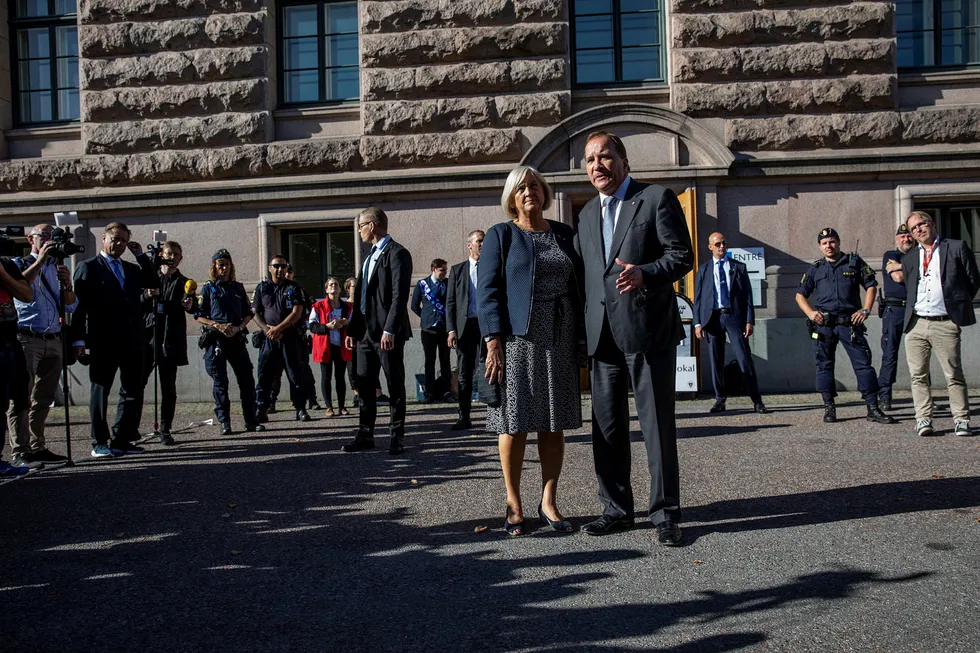 Stefan Löfven fra Socialdemokraterna kan være ferdig som statsminister. Her i Stockholm sammen med kona Ula Löfven like etter at han hadde avlagt sin stemme i det svenske riksdagsvalget.