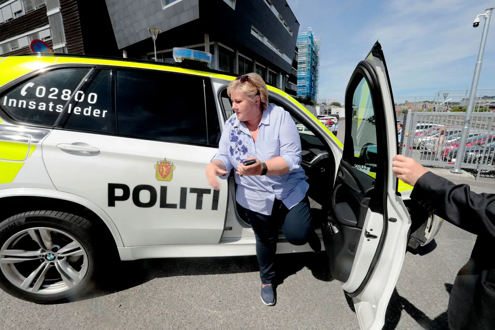 Ikke overraskende var det i valgkampen lett å finne misnøye i politiet til politireformen. Her statsminister Erna Solberg på kjøretur med innsatsleder Svein Walle i Ski. Foto: Lise Åserud/NTB Scanpix