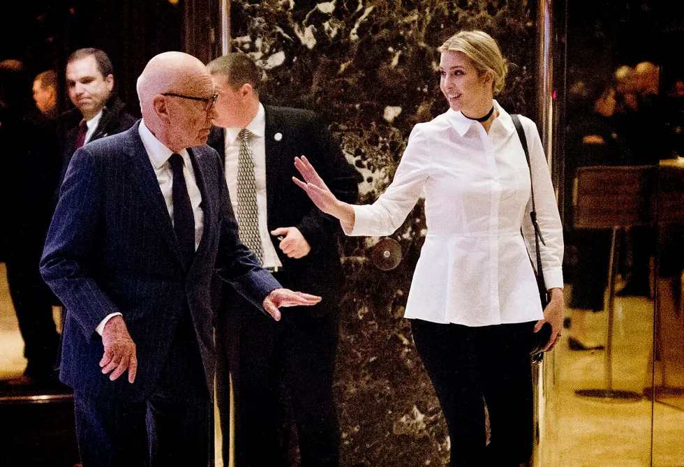 Rupert Murdoch og Ivanka Trump på vei ut fra Trump Tower i november i fjor. Foto: Dominick Reuter/Afp/NTB scanpix