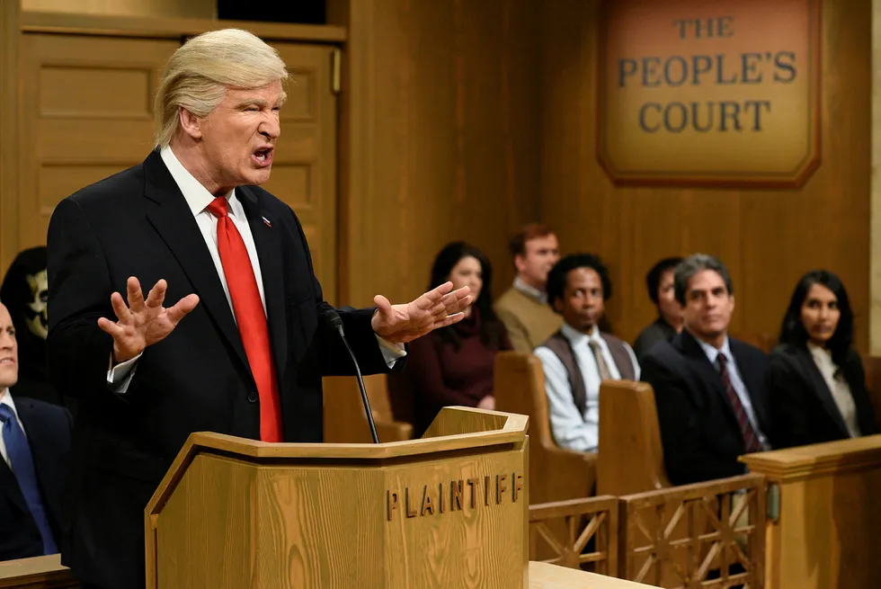 Her opptrer skuespiller Alec Baldwin som president Donald J. Trump under programmet Saturday Night Live som ble sendt 11. februar i år. Foto: Will Heath/NBC via AP/NTB Scanpix