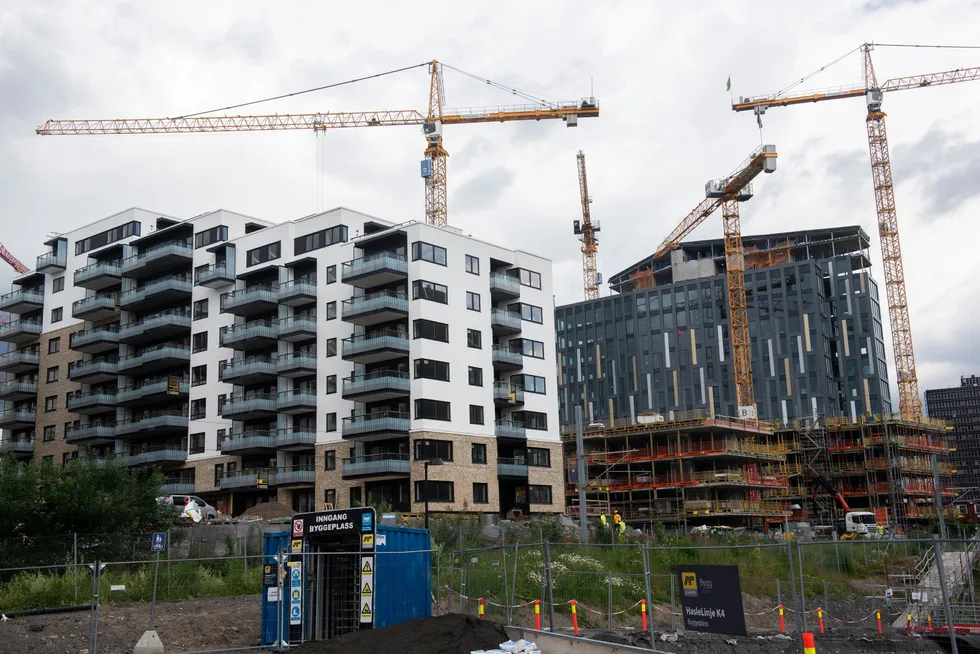 Regelen som forbyr bygging av leiligheter under 35 kvadratmeter og begrenser antallet leiligheter mellom 35–50 kvadratmeter i nye byggeprosjekter praktiseres i alle bydeler ifølge boligbyggerne. Her bygges leiligheter på Hasle i Oslo.