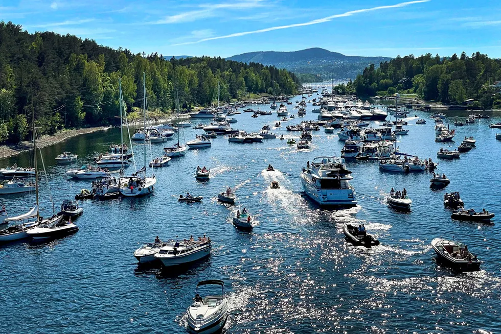 Båtene lå tett i tett i Middagsbukta i indre Oslofjorden lørdag da sommervarmen endelig kom.