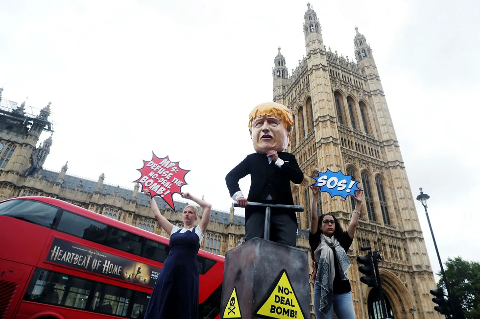 Motstandere av å forlate EU uten en avtale, en av dem kledd ut som statsminister Boris Johnson, demonstrerer utenfor det britiske parlamentet.