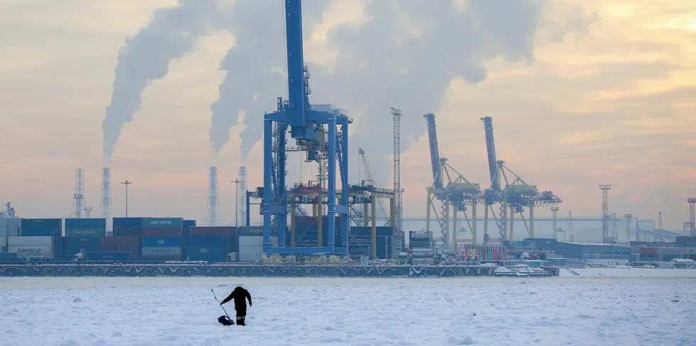 Havnen i den russiske storbyen St. Petersburg innerst i Finskebukta kan bli islagt på vinteren. I løpet av torsdagen ankommer det norske kjøle- og fryseskipet «Silver Bergen» med fisk fra Færøyene.